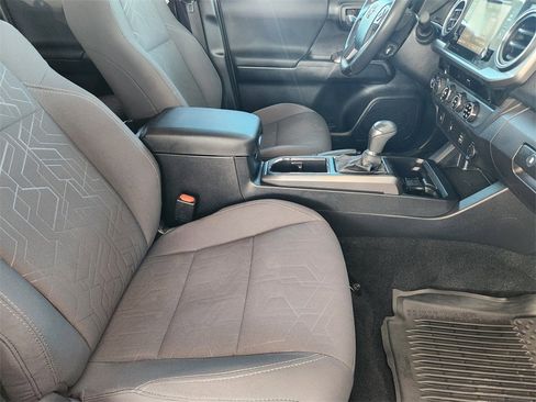 Used 2017 Toyota Tacoma TRD Sport image 15