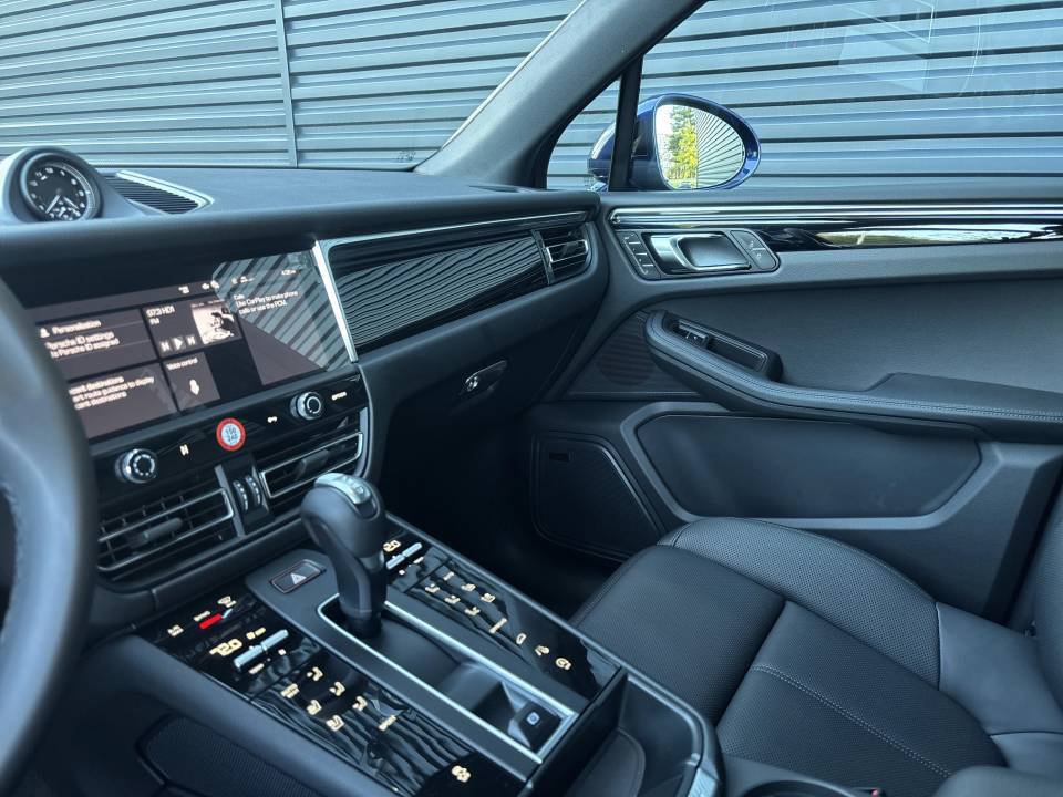 Certified 2026 Porsche Macan AWD/4WD image 16