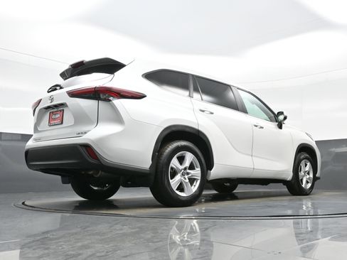 Used 2024 Toyota Highlander LE AWD/4WD image 30