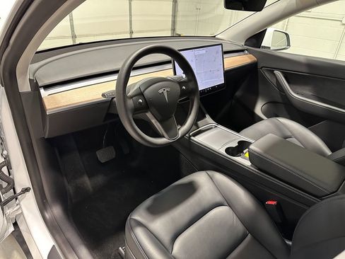 Used 2021 Tesla Model Y Long Range image 25