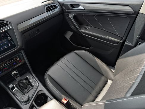Used 2024 Volkswagen Tiguan SE w/ Panoramic Sunroof Package AWD/4WD image 11