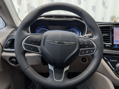 Used 2022 Chrysler Pacifica Limited image 29