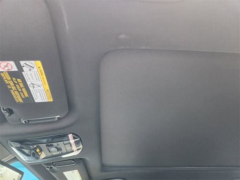 Used 2022 Toyota Venza Limited image 24