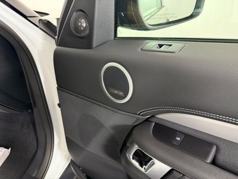 Used 2025 Land Rover Discovery Dynamic SE image 33