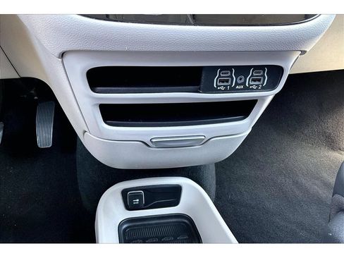 Certified 2024 Chrysler Pacifica Touring-L FWD image 27