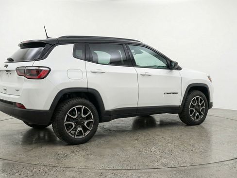 Used 2025 Jeep Compass Trailhawk AWD/4WD image 9