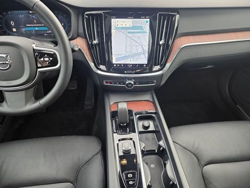 Used 2025 Volvo V60 B5 Cross Country Plus image 15