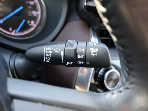 Used 2022 Toyota Venza XLE image 39