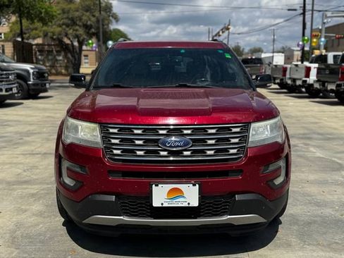 Used 2017 Ford Explorer XLT w/ Equipment Group 202A image 3