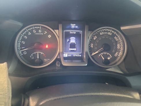 Used 2016 Toyota Tacoma SR5 w/ SR5 Appearance Package (SN) image 11