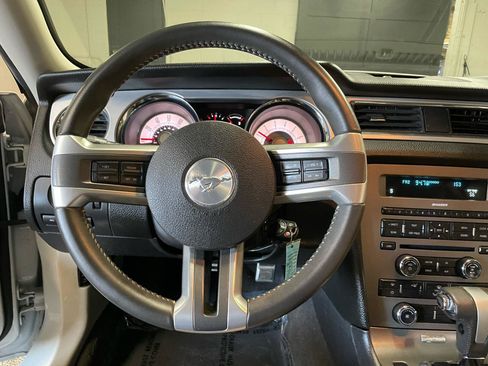Used 2010 Ford Mustang Coupe RWD image 18
