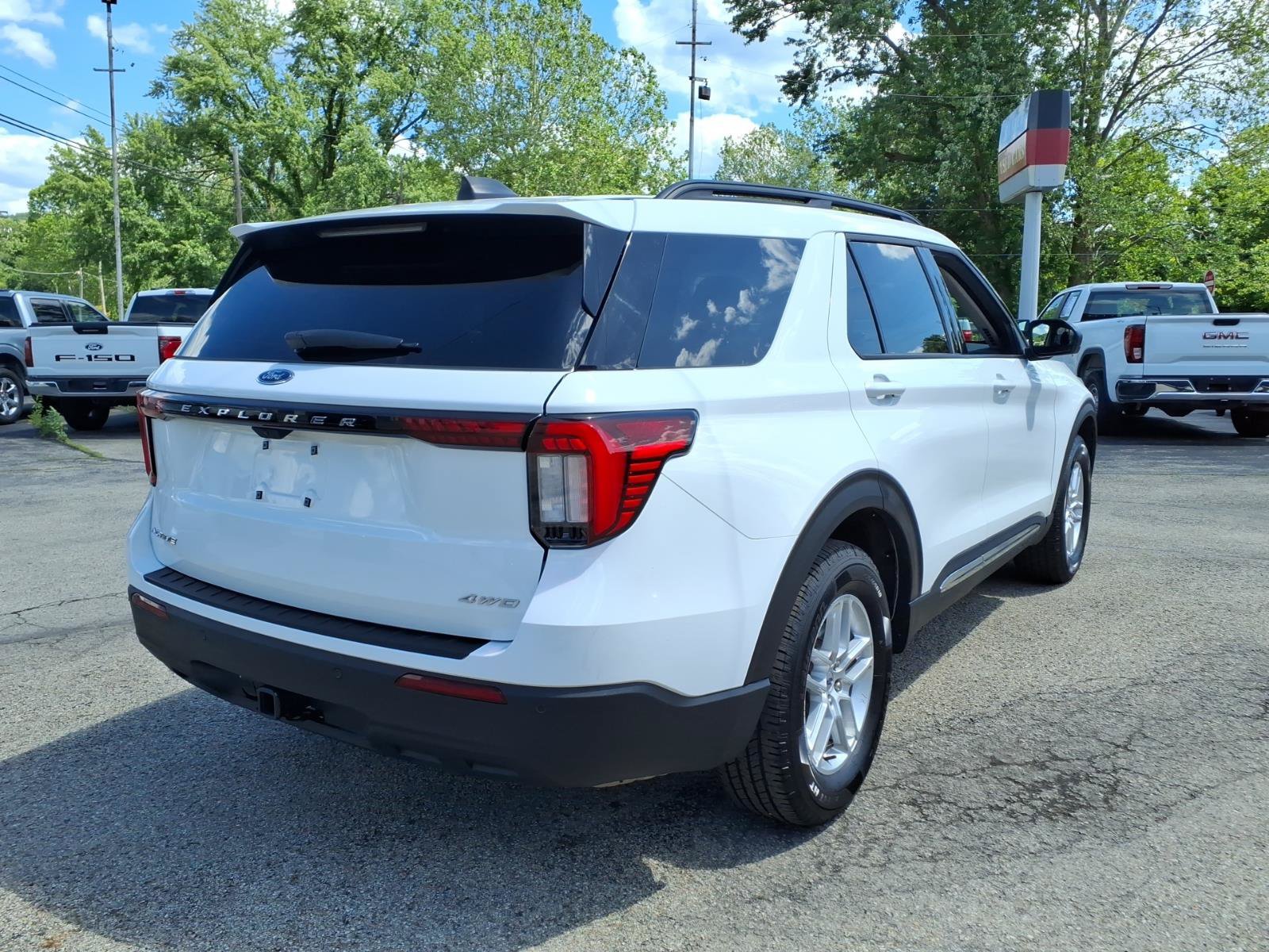 Used 2025 Ford Explorer Active AWD/4WD image 3