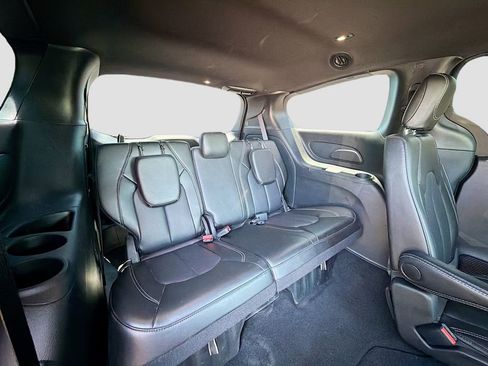 Used 2025 Chrysler Pacifica Select FWD image 32