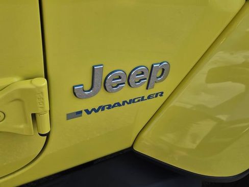 Used 2023 Jeep Wrangler Unlimited Sahara w/ Cold Weather Group AWD/4WD image 11