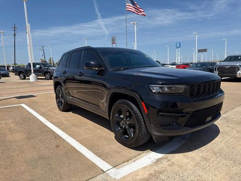 Used 2023 Jeep Grand Cherokee Altitude AWD/4WD image 29