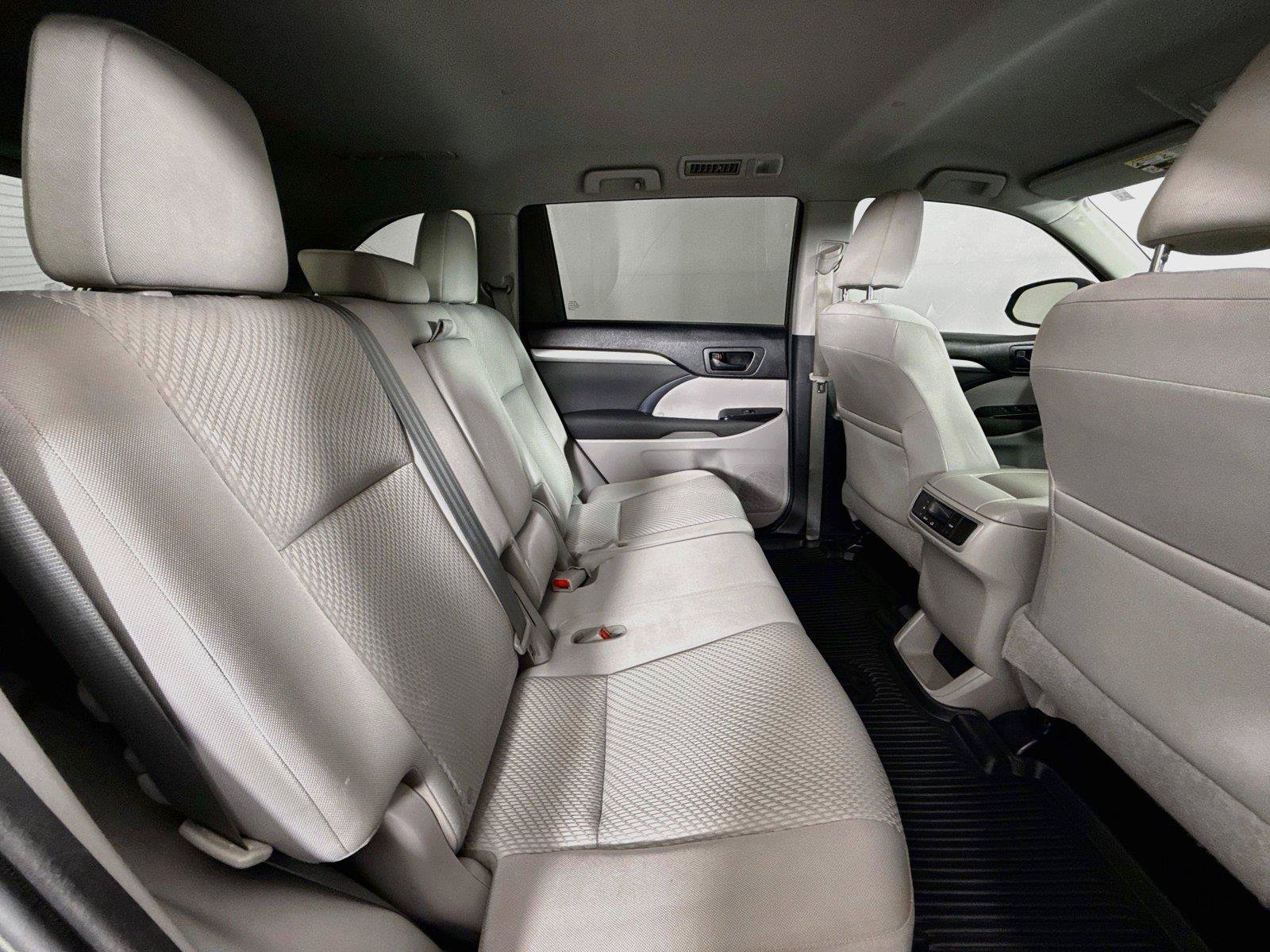 Used 2016 Toyota Highlander LE AWD/4WD image 35