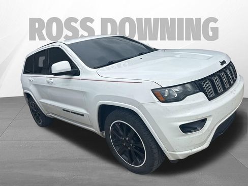 Used 2018 Jeep Grand Cherokee Altitude RWD image 3