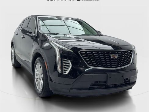 Used 2022 Cadillac XT4 Luxury w/ Cold Weather Package image 3