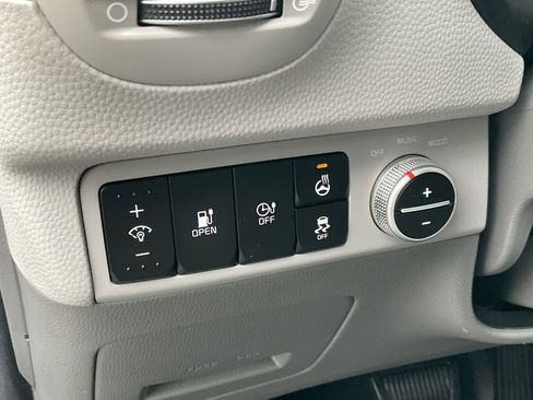 Used 2018 Kia Soul EV + w/ Sun & Fun Package image 29