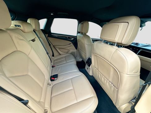 Used 2019 Porsche Macan Base image 30