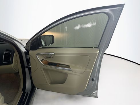 Used 2016 Volvo XC60 T5 Premier w/ Proximity Package image 33