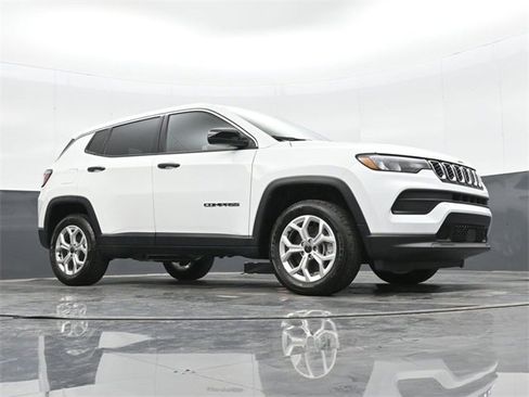 Used 2025 Jeep Compass Sport image 40