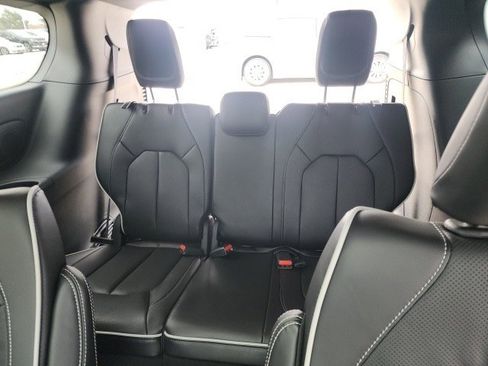 New 2026 Chrysler Pacifica Limited image 22