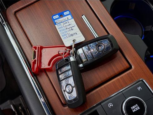 Used 2022 Lincoln Navigator L Reserve AWD/4WD image 4