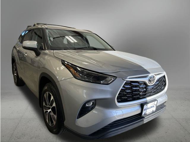 Used 2022 Toyota Highlander XLE AWD/4WD image 3