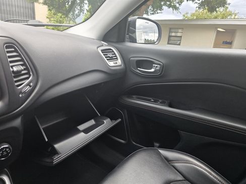 Used 2018 Jeep Compass Latitude image 24
