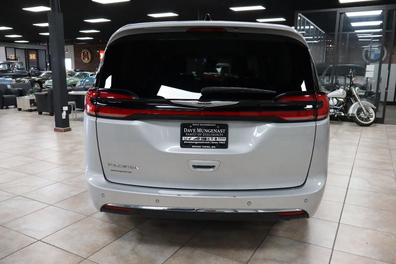 Used 2024 Chrysler Pacifica Touring-L FWD image 4