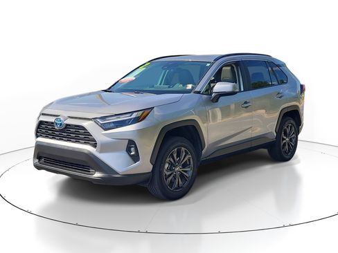 Used 2022 Toyota RAV4 XLE Premium image 3