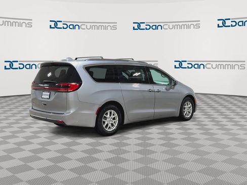 Used 2021 Chrysler Pacifica Touring-L FWD image 8