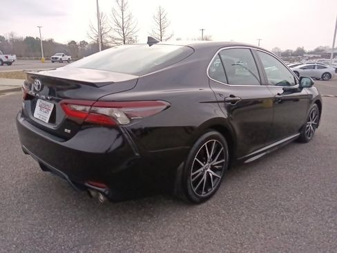 Used 2024 Toyota Camry SE image 3