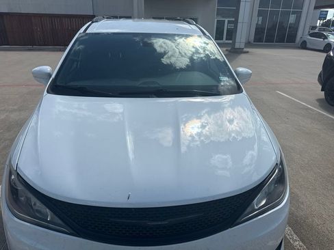 Used 2020 Chrysler Pacifica Touring-L FWD image 6