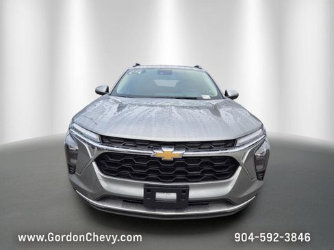 Certified 2025 Chevrolet Trax LT w/ LT Convenience Package FWD image 9