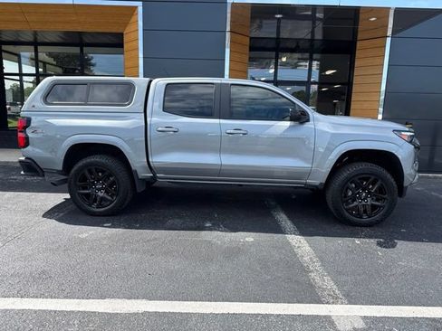 Used 2025 Chevrolet Colorado Z71 w/ Technology Package AWD/4WD image 2