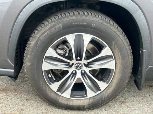 Used 2021 Toyota Highlander XLE AWD/4WD image 12