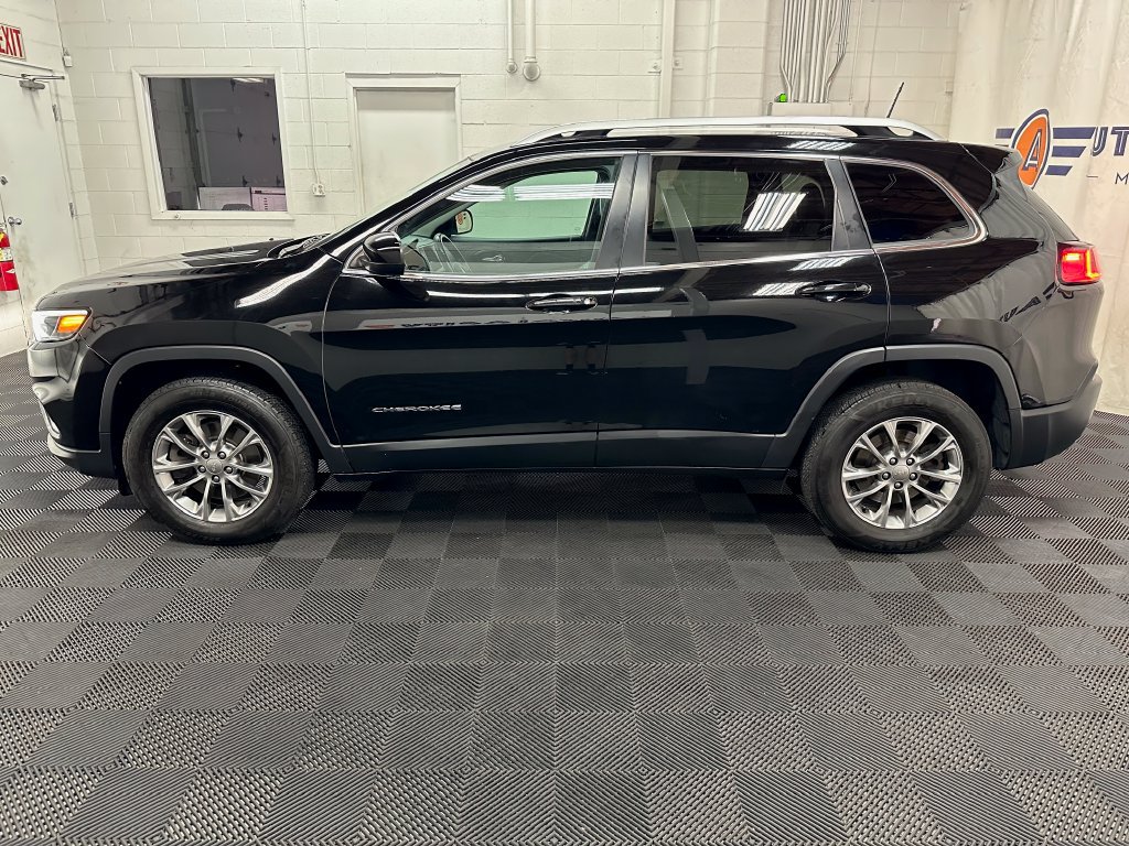 Used 2019 Jeep Cherokee Latitude Plus w/ Cold Weather Group AWD/4WD image 6
