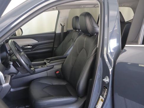 Used 2024 Toyota Grand Highlander AWD image 8