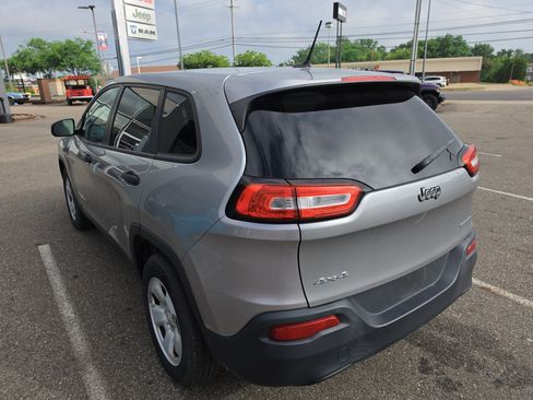 Used 2017 Jeep Cherokee Sport AWD/4WD image 5