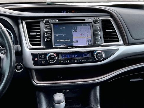 Used 2019 Toyota Highlander XLE FWD image 6