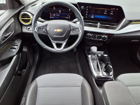 Used 2024 Chevrolet Trax LT w/ Driver Confidence Package FWD image 3