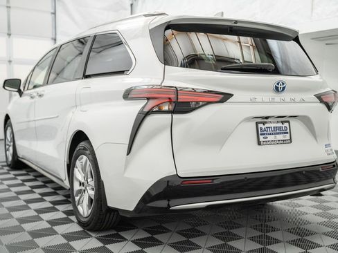 Certified 2024 Toyota Sienna Limited FWD image 5