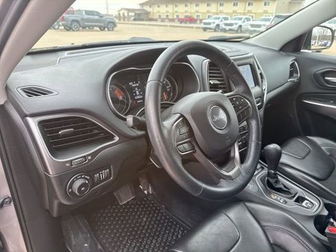 Used 2019 Jeep Cherokee Latitude Plus w/ Cold Weather Group image 14