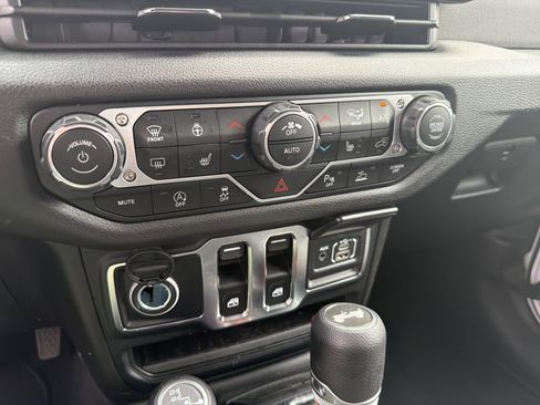 Certified 2025 Jeep Wrangler Sport AWD/4WD image 16