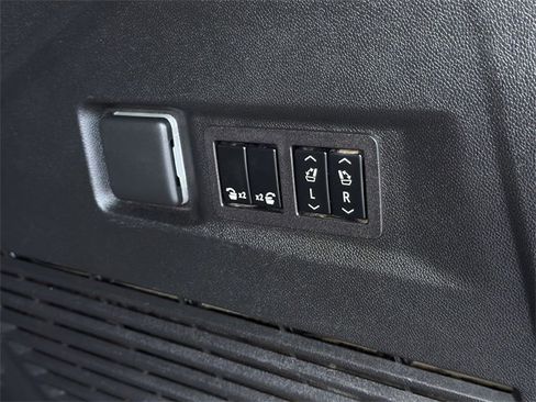 Used 2023 Chevrolet Tahoe Z71 w/ Luxury Package image 33