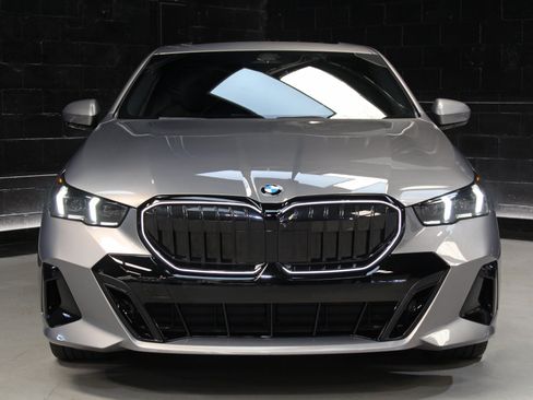 Used 2024 BMW 530i xDrive AWD/4WD image 9