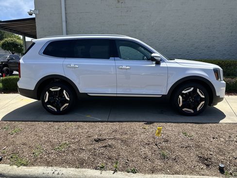 Used 2023 Kia Telluride S w/ S Sunroof Package FWD image 9