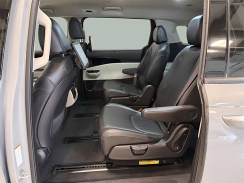 Used 2022 Kia Carnival SX image 10